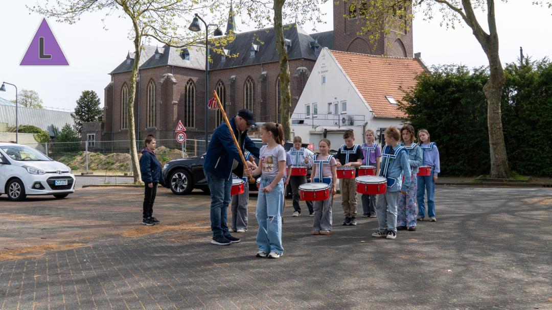 BS de Zjwiek uit Roggel oefent voor het Kinjer OLS in Melick
