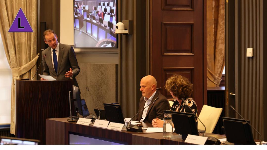 Informateur Dirk Franssen presenteert zijn rapportage in raadzaal stadhuis Roermond Informateur Dirk Franssen presenteert zijn rapportage in raadzaal stadhuis Roermond