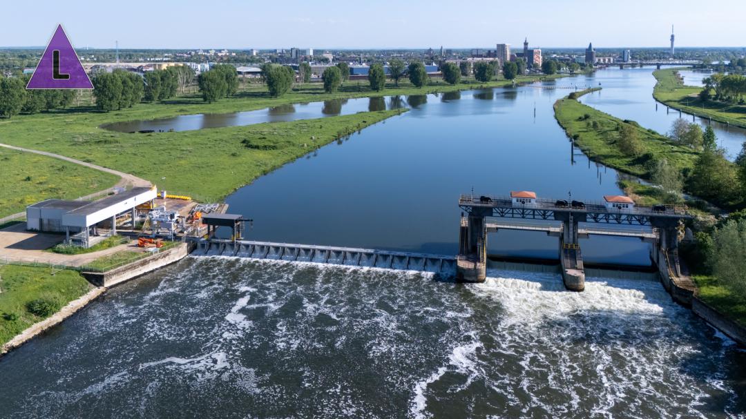 Foto van de stuw in Roermond met op de achtergrond de stad Roermond