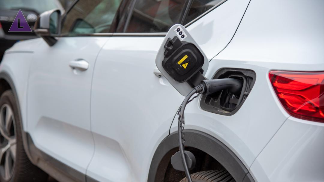 electrische auto wordt geladen