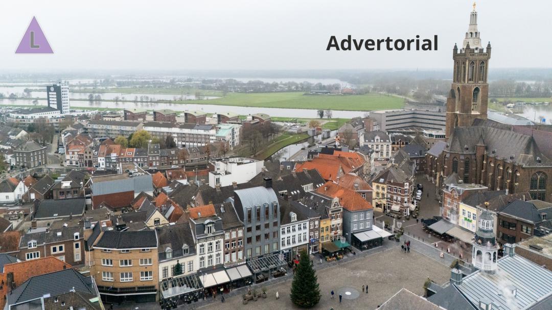 Markt en Sint-Christoffelkathedraal Roermond met op de achtergrond de Maasplassen