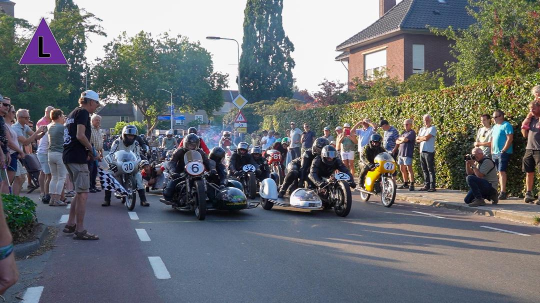 Sfeerimpressie historische parade TT Demoritten Haler 2026
