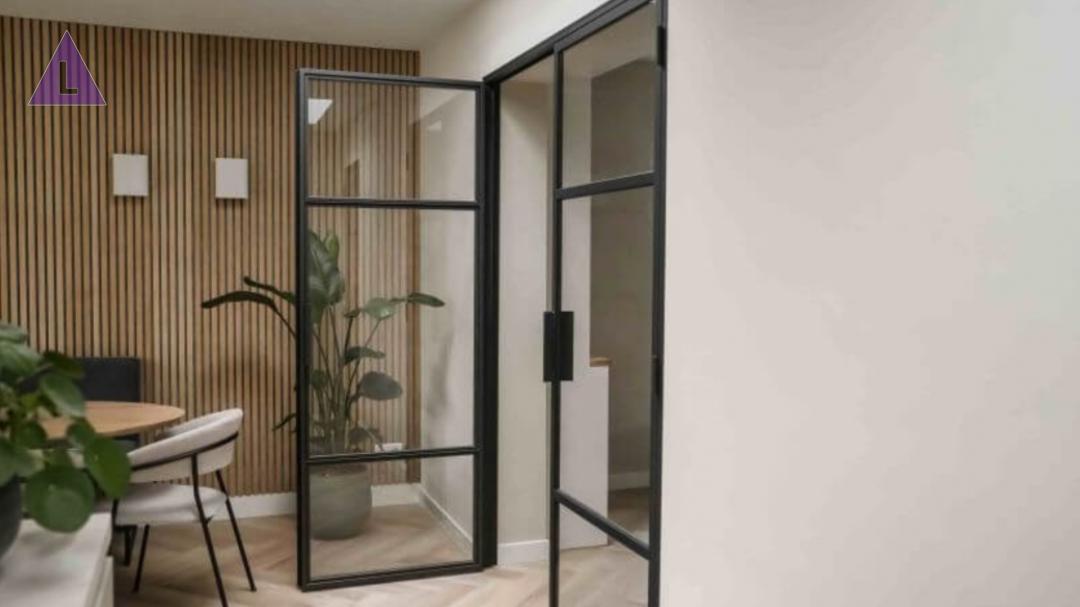stalen deur in interieur