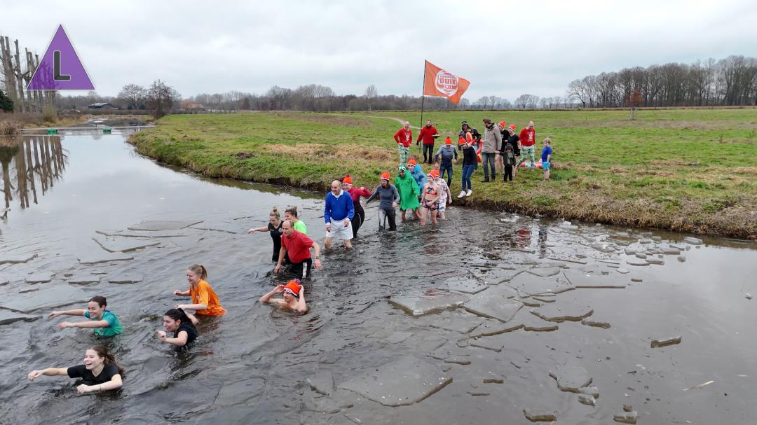 Kijk mee naar de nieuwjaarsduik 2026 in Grathem