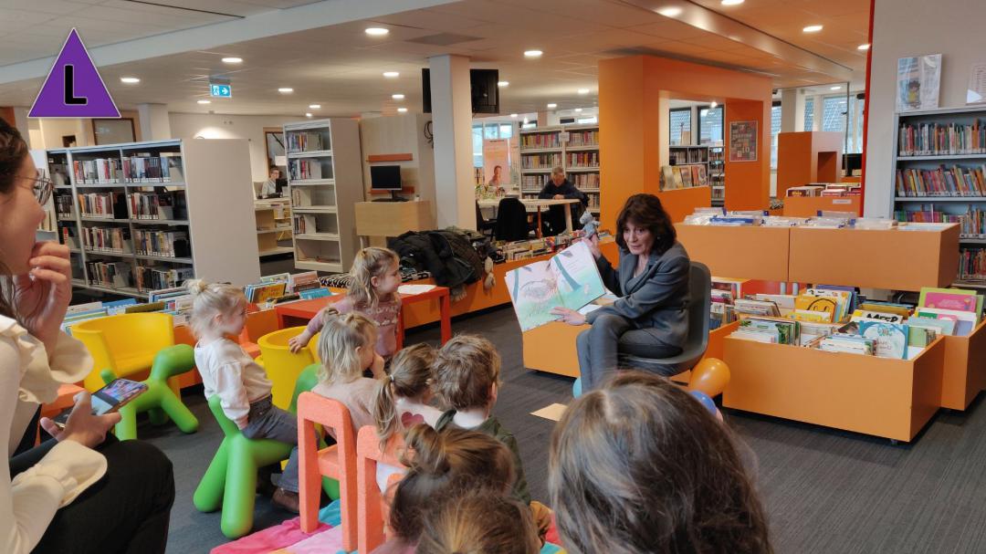 Burgemeester Schmalschläger leest voor op basisschool Hunsel tijdens Nationale Voorleesdagen