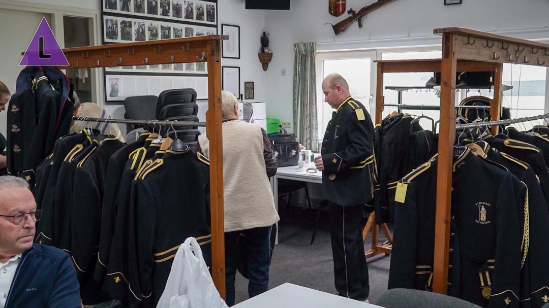 De kleermaker op bezoek bij schutterij Sint Nicolaas Heythuysen