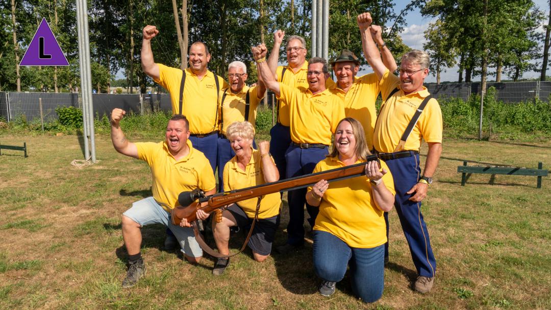 Het zestal van schutterij Broederschap Sint Andreas Melick poseert na het winnen van het OLS 2025 in Heythuysen 