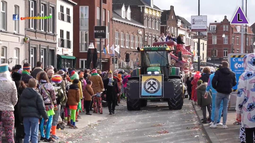 Praalwagen wordt getrokken door tractor in carnavalsoptocht Roermond
