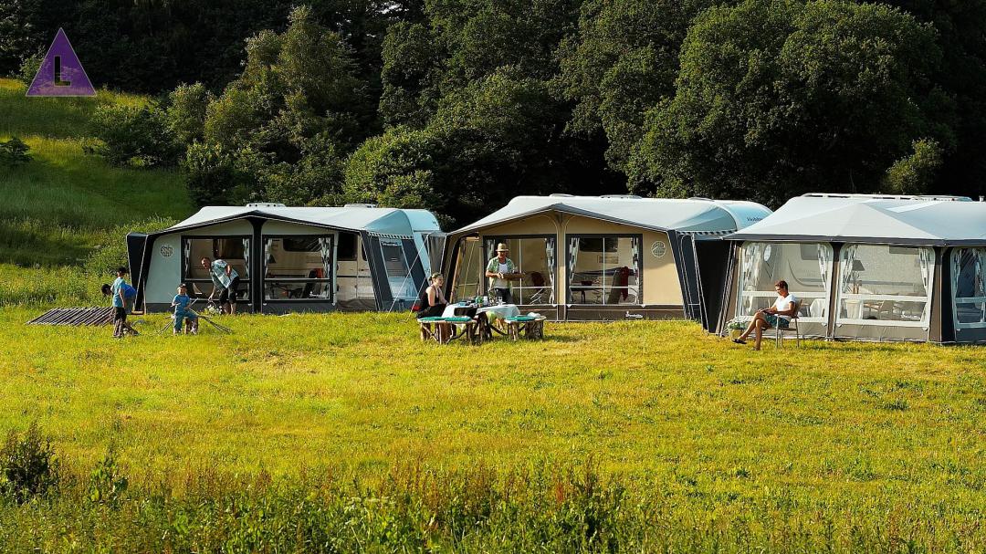 kamperen op een camping in de natuur