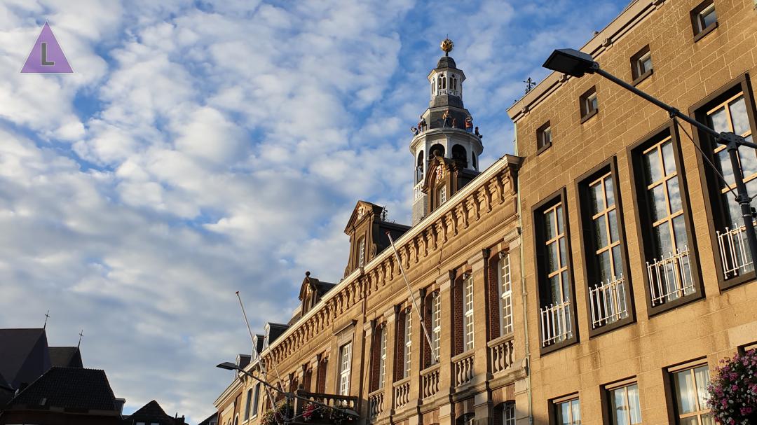 Het carillon op het stadhuis in Roermond