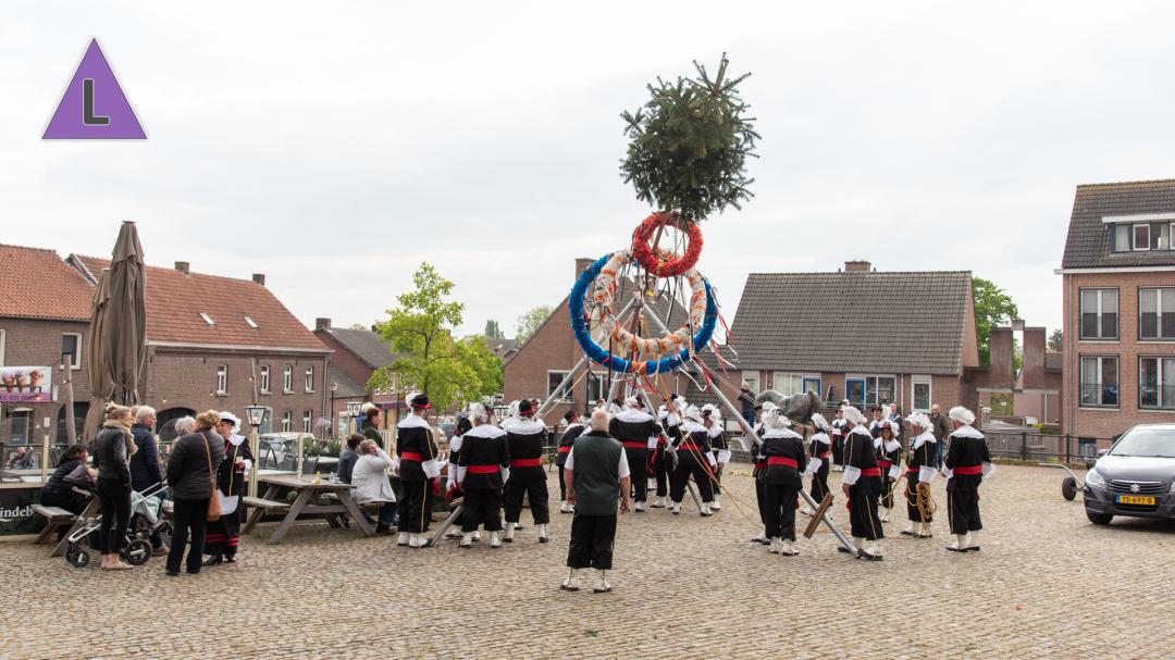 Plaatsing van de meiboom door schutterij de Bussen Schutten in Neer op het Kerkplein