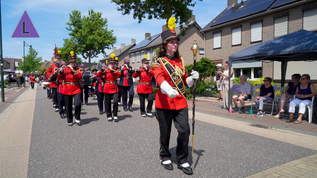 Kijk naar de optocht van het Schuttersfeest bij Schutterij St Petrus in Roggel