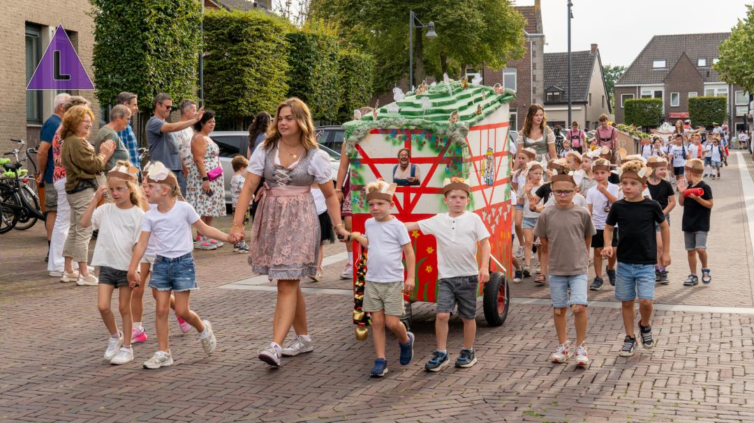 Sfeerreportage optocht kindervakantiewerk Roggel 2025