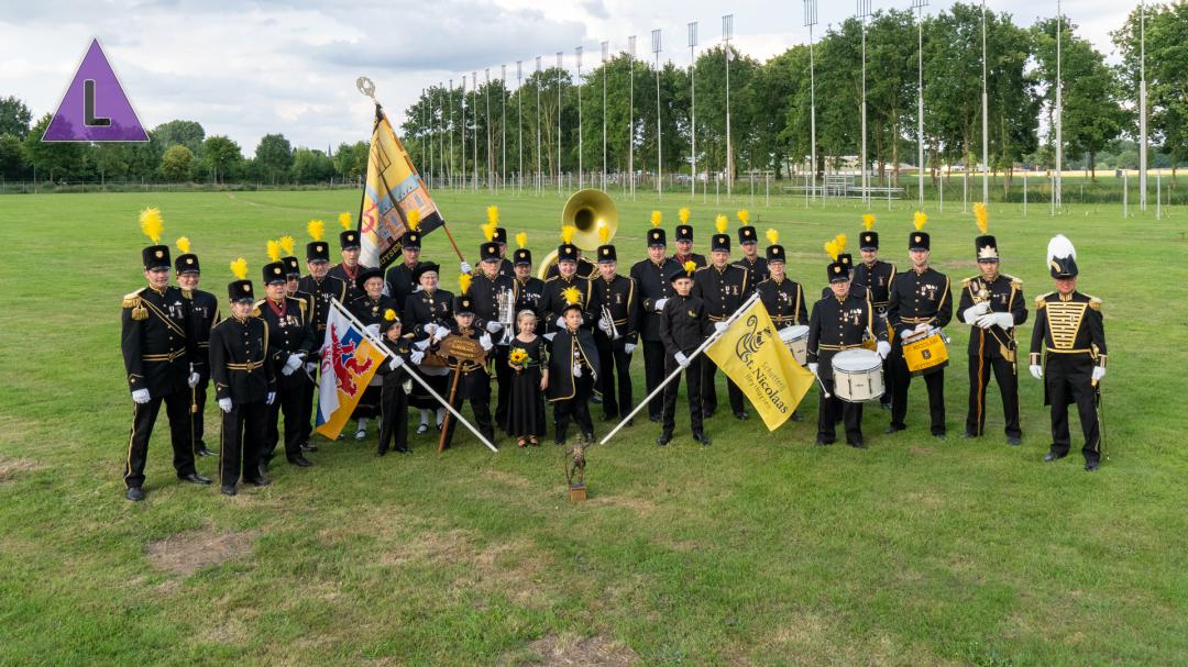 Schutterij Sint Nicolaas Heythuysen groepsfoto voor de schietbomen van het ols 2025 in Heitse