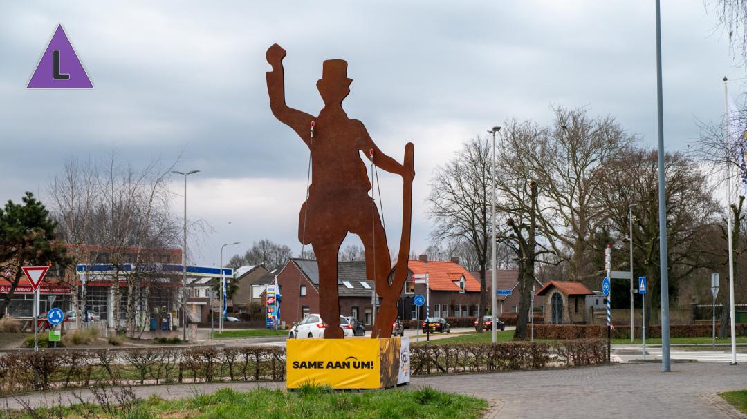 Videoverslag plaatsing zes meter hoge D’n Um als blikvanger van het OLS2025 in Heythuysen
