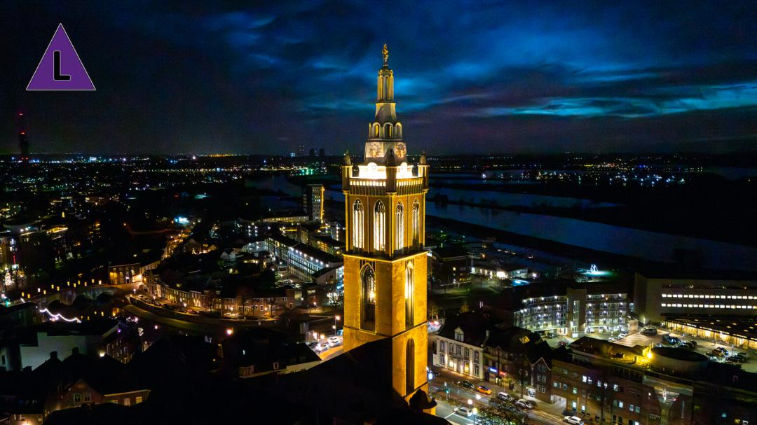 Dronefoto St Christoffelkathedraal Roermond bij nacht 