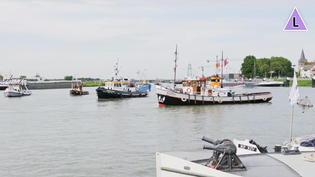 Sfeerimpressie bezoek vloot historische schepen aan Maasbracht