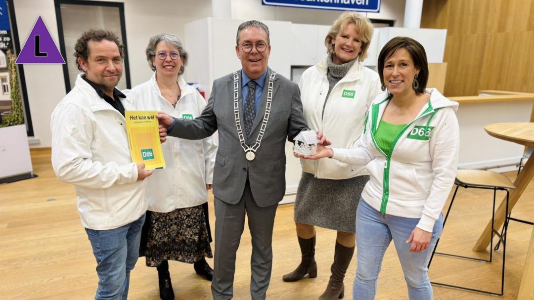 D66 Maasgouw overhandigt burgemeester Schneider een Glazen Huis