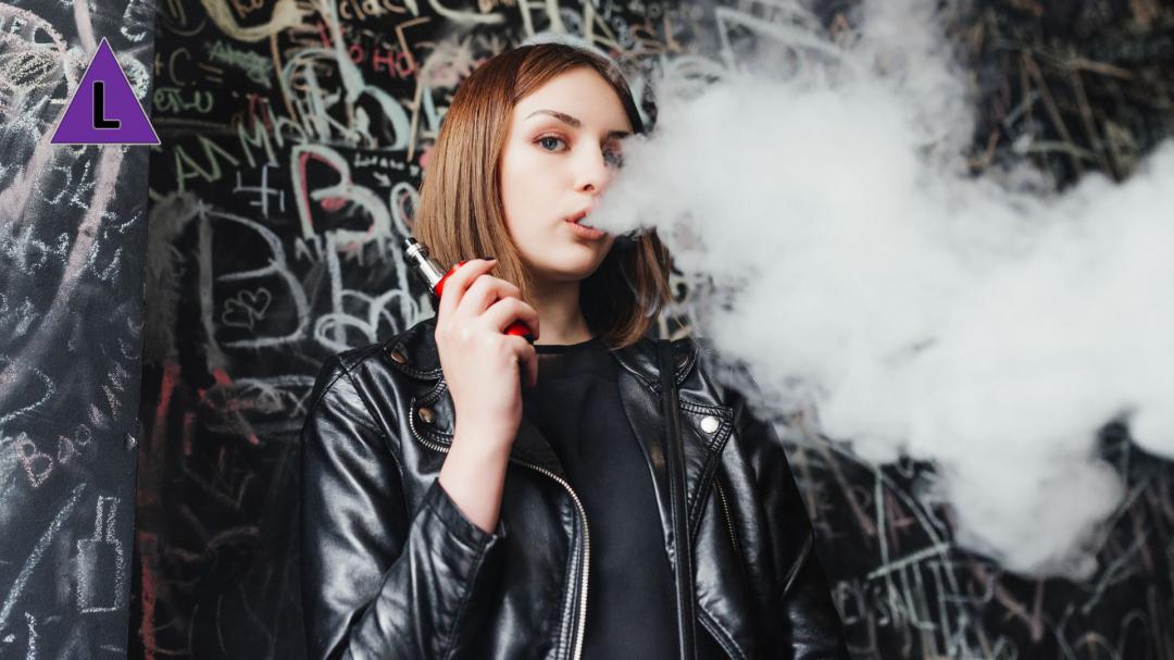 een jonge vrouw is aan het vapen