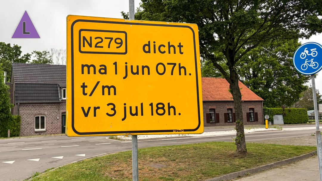 Verkeersbord met mededeling dat de N279 is afgesloten van 1 juni (2026) 7 uur t/m 3 juli (2026) 18 uur.
