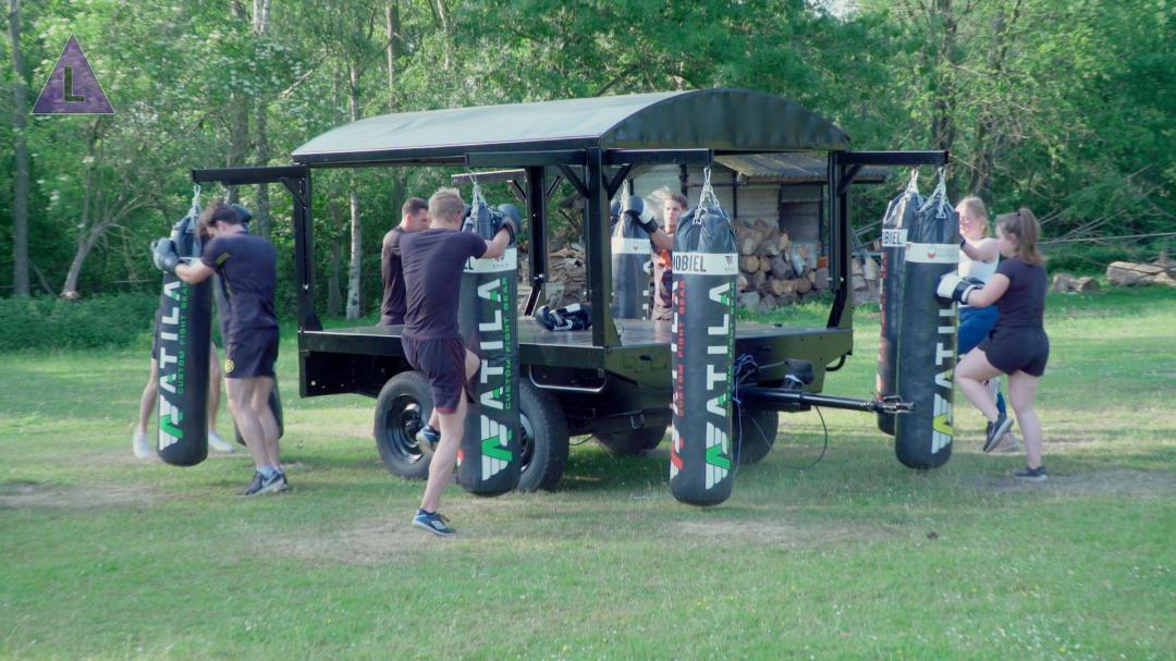 Kickbokser Mitch 'The Farmer' on tour met boksmobiel