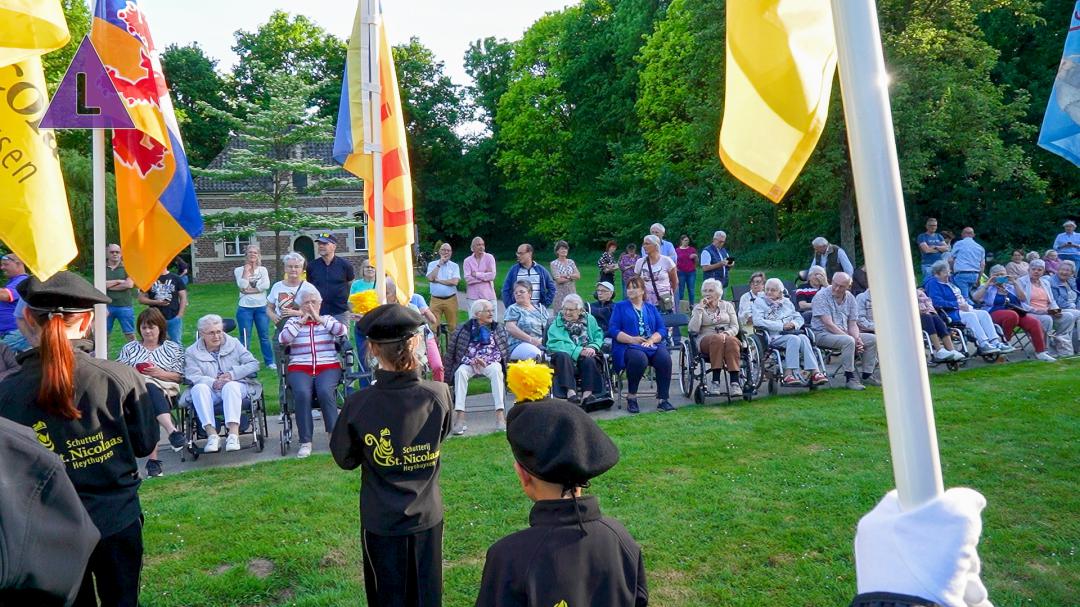 Schutterij Sint Nicolaas oefent bij zorgcentrum St Elisabeth in Haelen