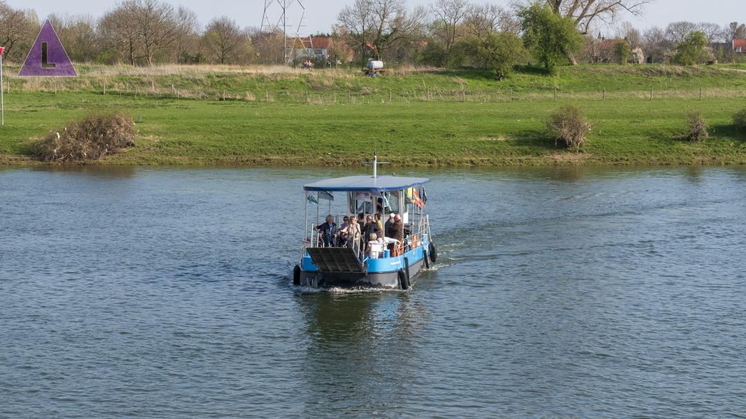 Fiets- en voetveer Ohé en Laak - Ophoven (B) later in de vaart