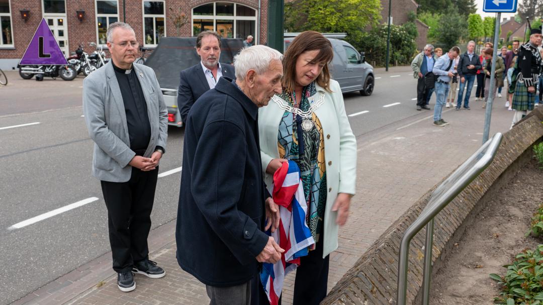 Sfeerimpressie onthulling Oorlogsmonument in Leveroy