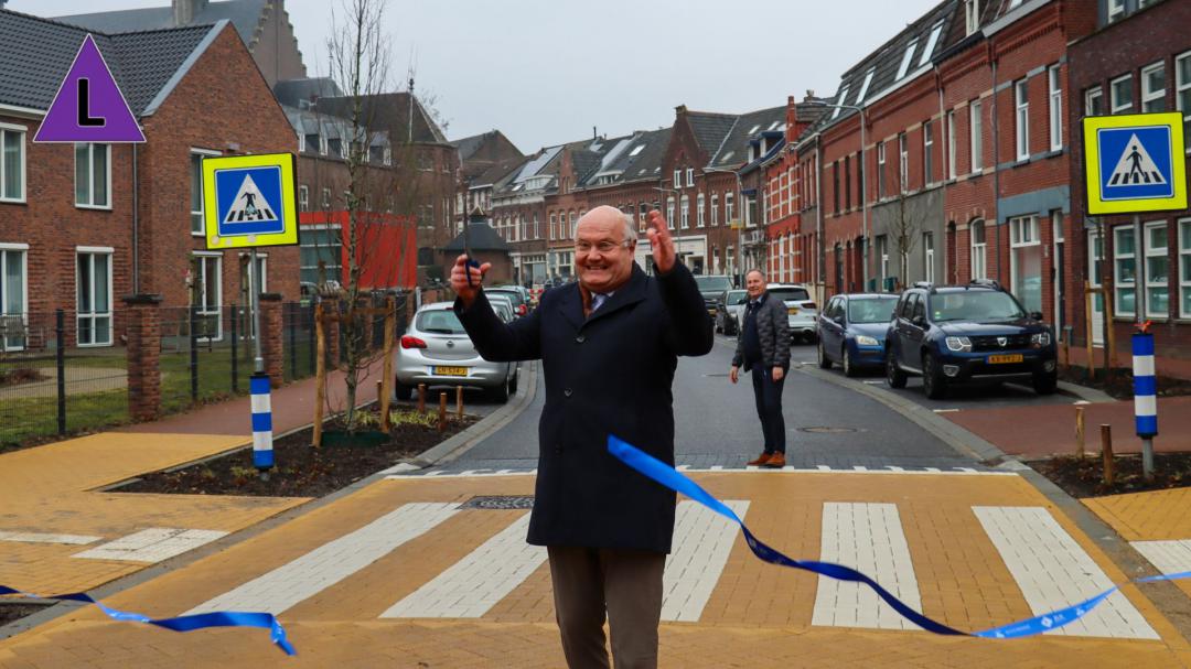 Volledig vernieuwde Heinsbergerweg Roermond feestelijk geopend