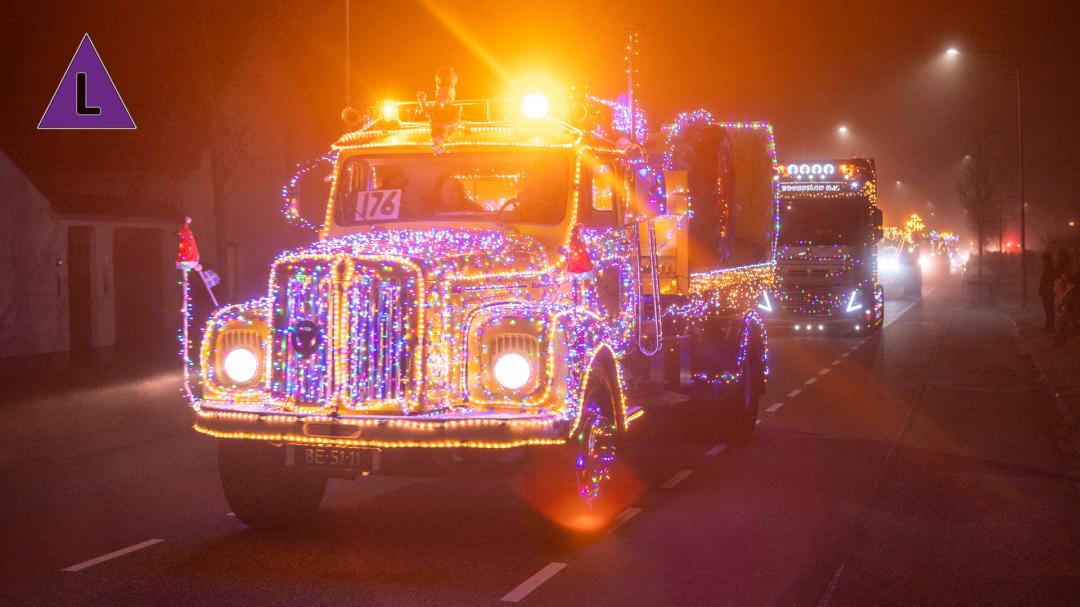 Kijk hoe de Kerstlicht Parade 2024 door Midden-Limburg trekt