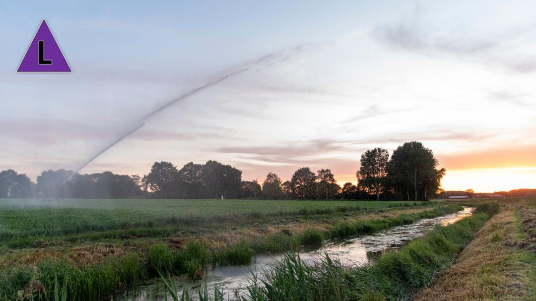 Een akker wordt beregend met grondwater